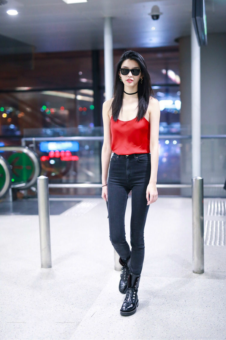 奚梦瑶原想穿小背心秀身材,却被手里的包抢镜了,网友:认真的吗