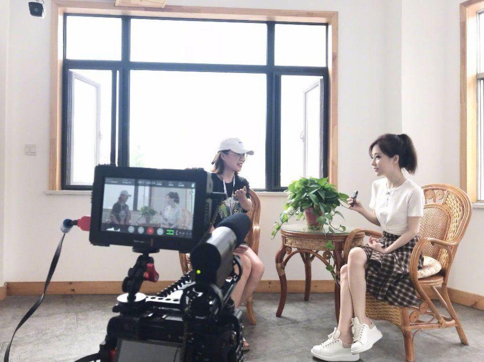 冯提莫真是有“心机”了，剪了个齐刘海把自己额头的缺陷掩盖了!