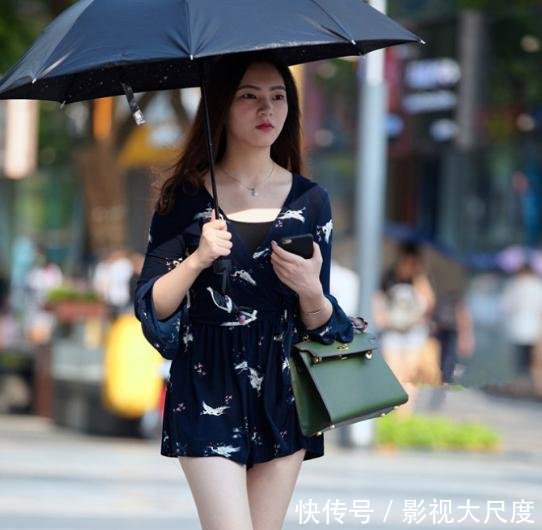 路人街拍,小姐姐把T恤扎进阔腿裤,曲线美被表现的淋淋尽致