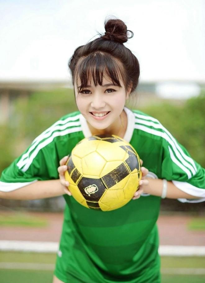 性感足球宝贝甜美俏皮球场写真图片