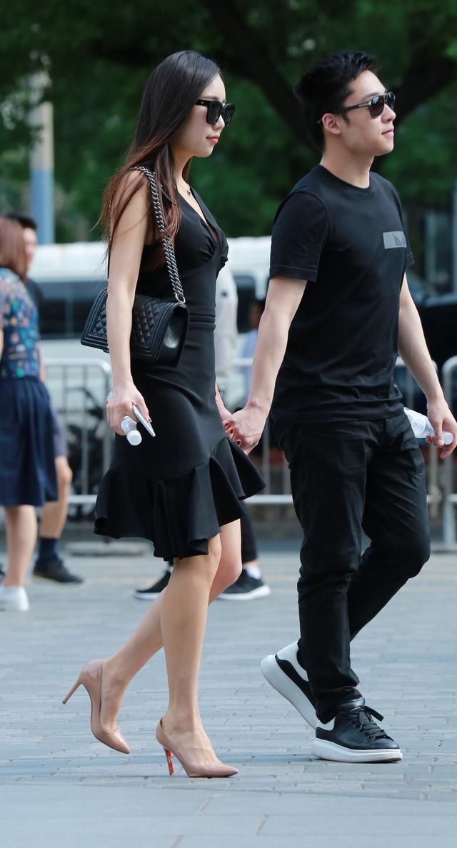 街拍路人,黑色系的的初秋穿搭参考,让你成为时尚圈的宠儿