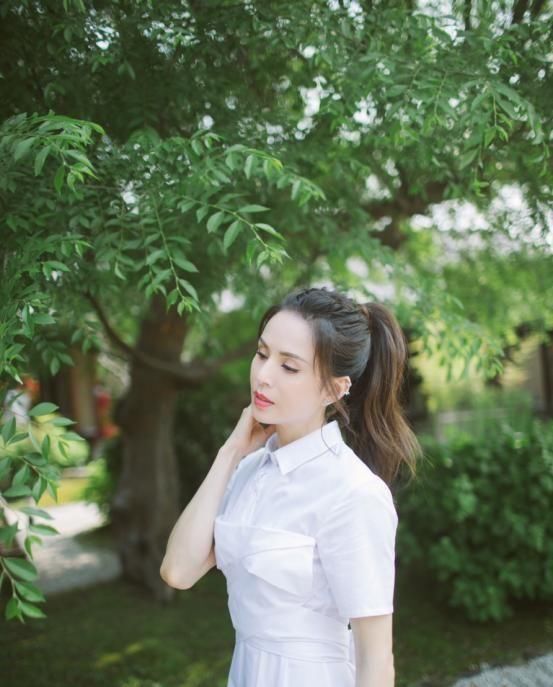  『奔四』奔四女人就该穿件清新小裙子！简洁精致设计尽显清新感