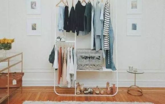 美国女子一个月只穿同一条裙子，结果同事完全没发现她没换衣服