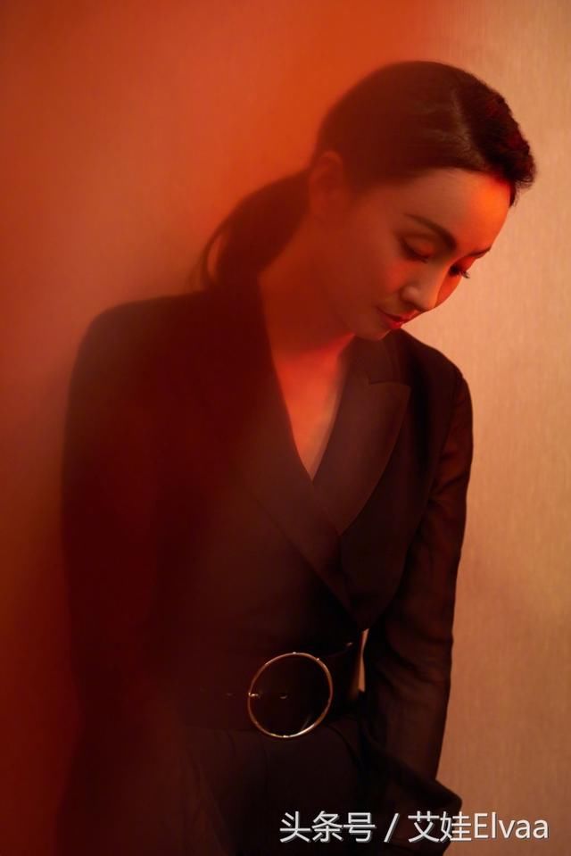 46岁陶虹这次真拼了，穿连体裤勒紧裤腰带抢镜，边做公益一边上镜