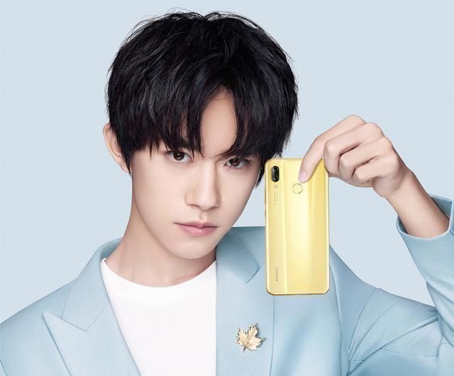 手机也能引领时尚潮流 看看华为nova3樱草金再下结论