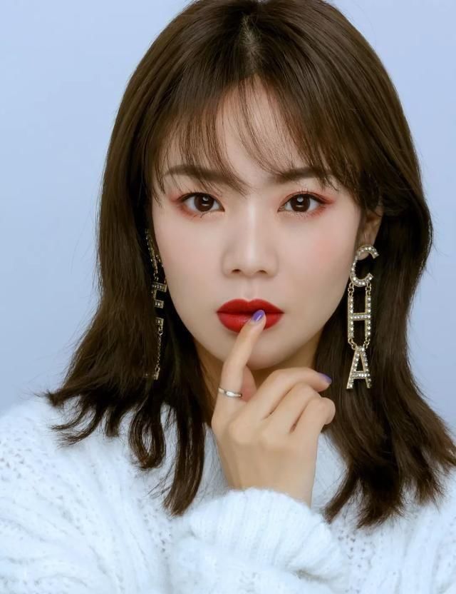  『告别』那样彩妆的女孩，间距告别单身很近啦~
