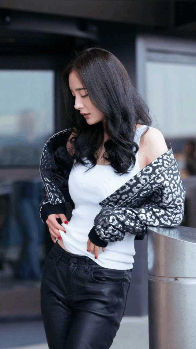 紧身裤独有特别的味道，出街回头率翻倍，性感撩人女神范