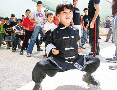 叙利亚难民营:三个幼童紧抱歹徒大腿,救回被拖