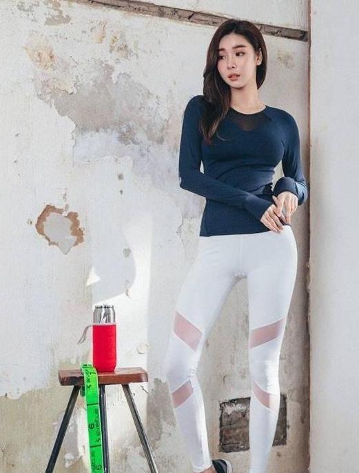 靓丽挺拔的成熟美女，穿上打底裤秀出女神气场，时尚又养眼！