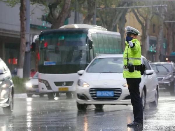  「坚守岗位」保畅通促安全！山东交警雨中执勤尽职责，坚守岗位保平安！