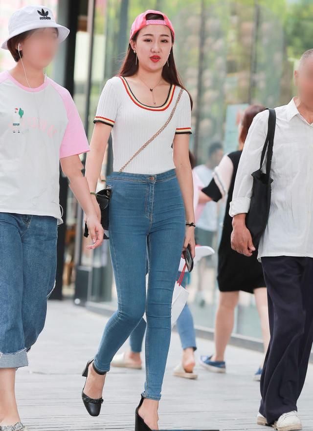 气质小姐姐紧身裤，脸部的稚嫩加上迷人的笑容，吸睛无数