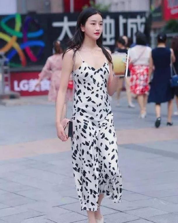 『气质』街拍:闭月羞花的美女,一件灰色一字肩拼接连衣裙,时尚气质美