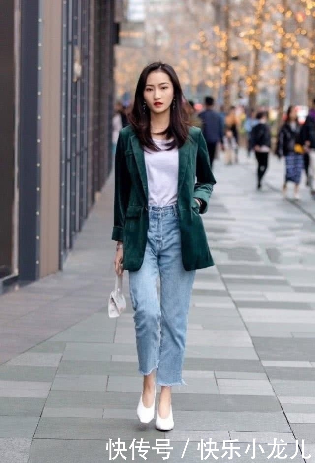 "nlabel":"stat_117670808:zm.news.so.com:6ICB5a2f5pe25bCa57K+街拍:小姐姐身材非常丰满,休闲牛仔裤搭配绿色西装很性感