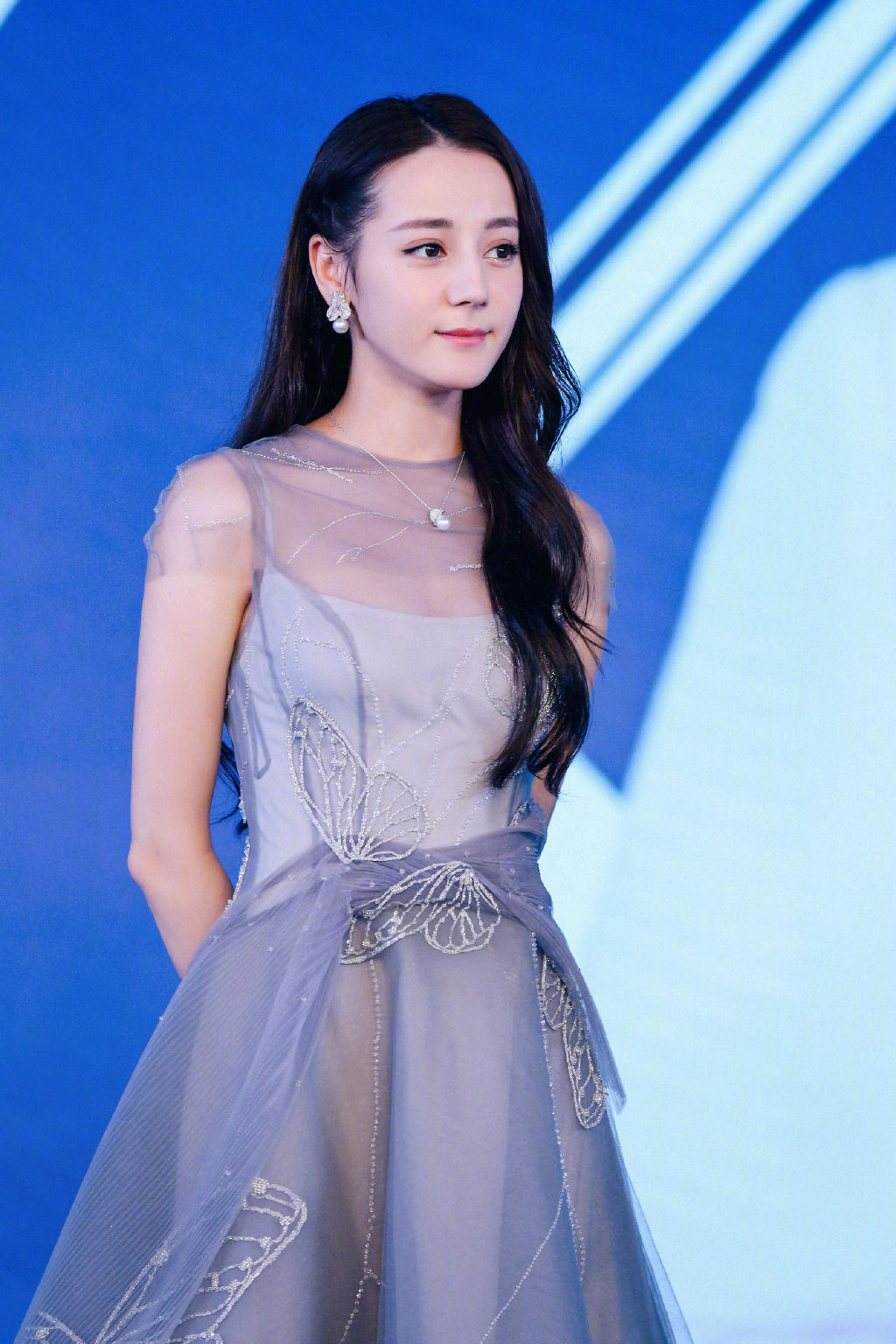 迪丽热巴身穿We Couture连衣裙 轻盈飘逸，高级灰色质感十足