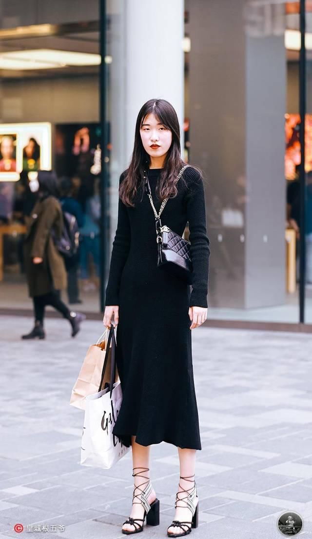  「美女」时尚街拍：在漂亮美女汇集的现代都市中，时尚美女们会挑选不一样的时尚潮流穿搭