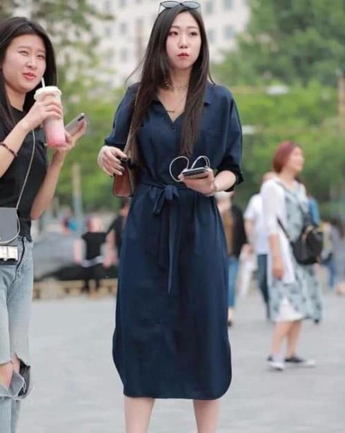  「美女」养眼女神街拍：面带笑容的美女，一件红色短袖配白色短裤，时尚大方气质美
