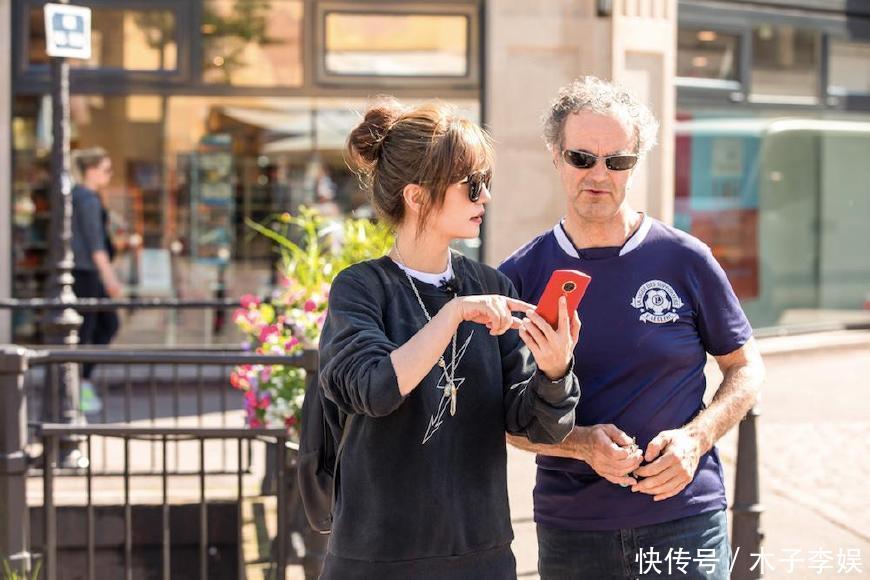 赵薇晒莫高窟照再惹质疑：不知道禁止拍照？了解真相后莫名心疼她