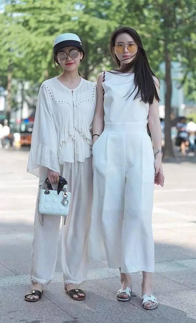 街拍：小姐姐休闲时尚尽显迷人身段，非常有女人味。