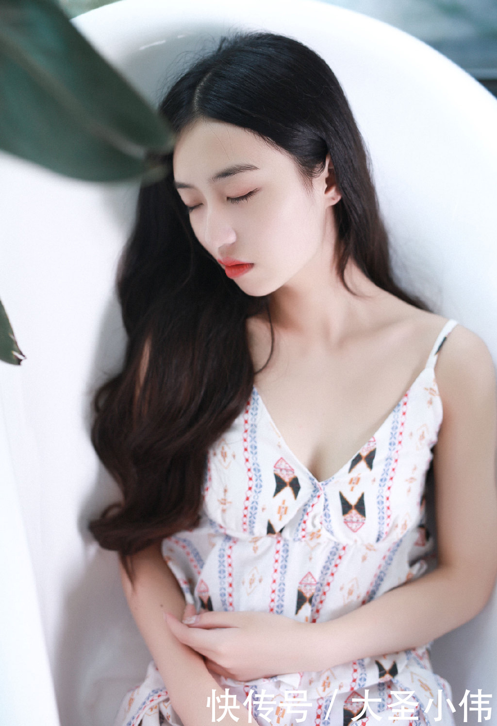 美女:美女街拍:性感美女气质长发,穿碎花短裙性感唯美私房性感写真。