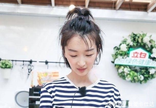 「 条纹T恤」让周冬雨穿的尴尬无比, 连黄晓明都问这穿的是啥,三千块的束胸衣,