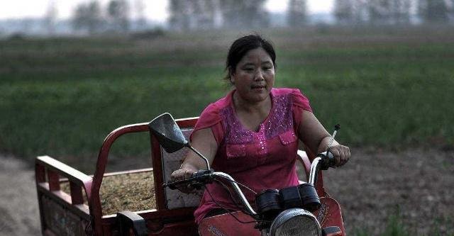 明年农村实行新政策，有三种车都不能出行，那农民该怎么出门呢