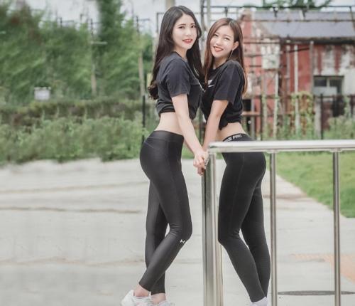 打底裤穿在双胞胎小姐姐身上，展现性感翘臀，网友直呼太美了