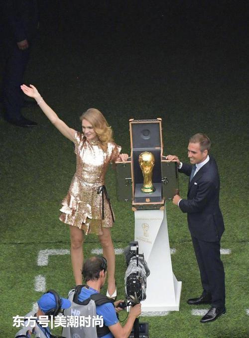 法国夺冠，LV太子妃水果娜笑到合不拢嘴，世界杯闭幕最幸福超模