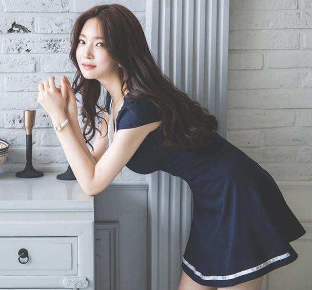 灰色的短裙搭配你美丽的身材,这个时候你就是可爱的公主