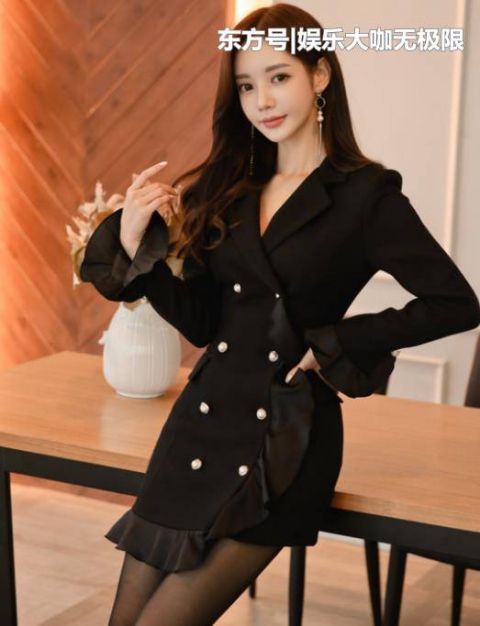  美女■街拍：皮肤白皙的美女，一件白色短袖配灰色短裙，时尚魅力十足