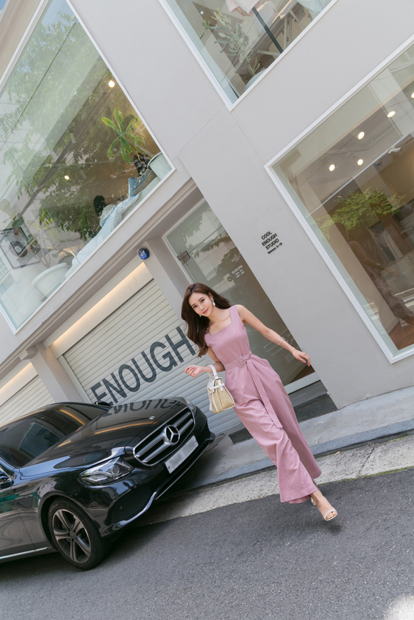 头条女神孙允珠，蜜桃汽水碎冰亮丝束腰阔腿裤