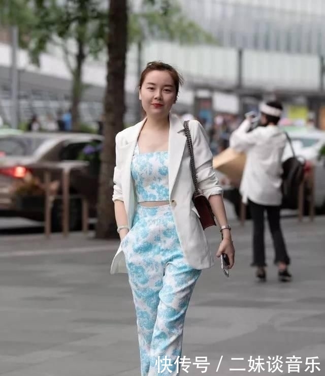 「显得」高跟鞋时尚穿搭,让女性显得美丽又优雅