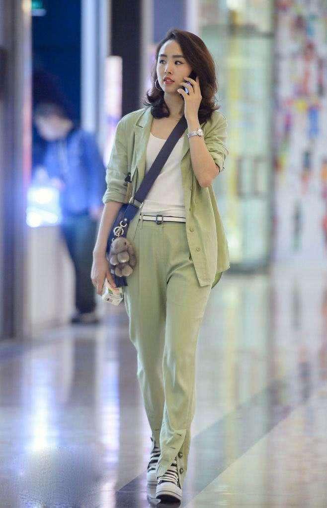 紧身裤穿出妹子的温婉女人味，更显性感美腿迷人的身姿