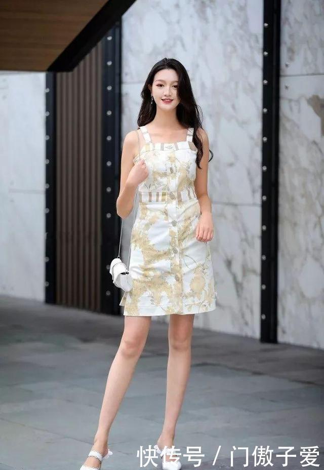  红色：路人街拍，红色上衣和白色笔筒裤的搭配，走在街区很是引人注目