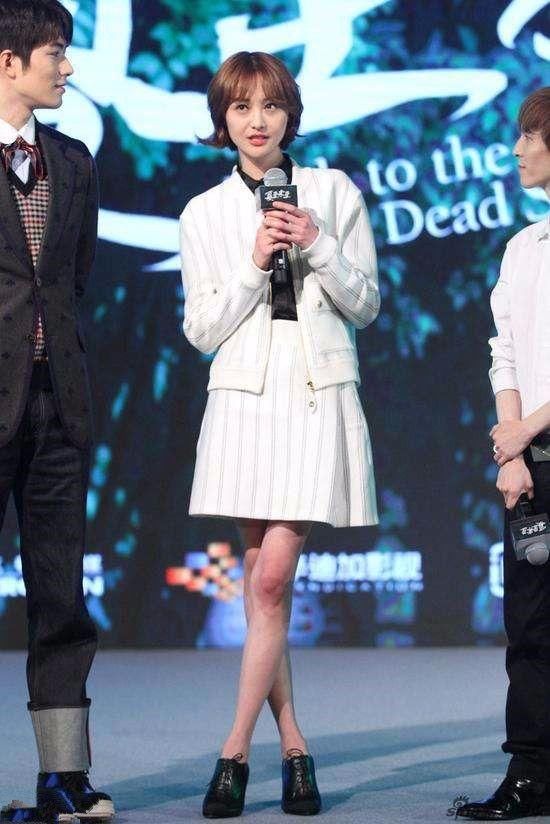 王紫璇不穿短裤露腿，还真不知道她腿这么细，都快赶上郑爽了吧？