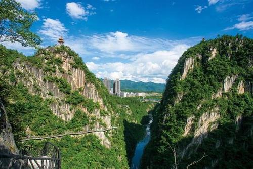 重庆这个县被誉为渝鄂咽喉,以八面山为分水岭,深藏于武陵山腹地