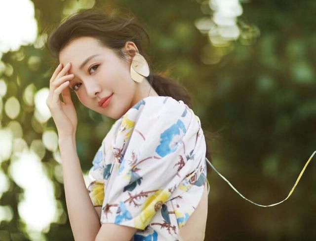 王鸥穿露背裙美到不敢认，却被鞋子毁了，求她换双鞋吧！