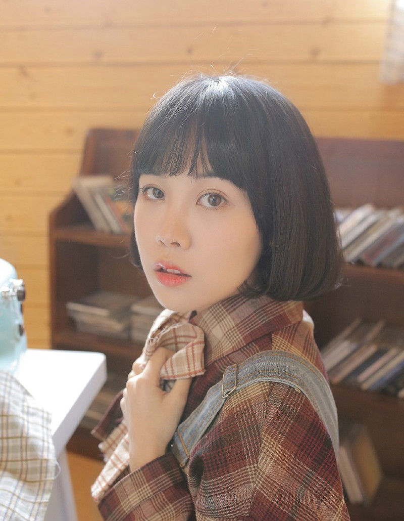 诱惑性感小妖精，修长的美腿让人流连忘返，可惜穿太多了