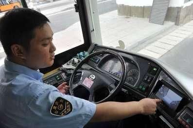 为什么开公交车时,司机不系安全带也不会被处罚?看完你或能明白