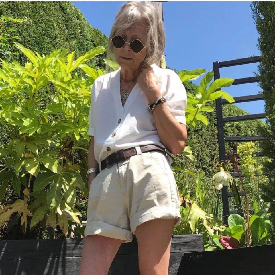 她74岁,满脸皱纹,天天素颜,但是真的很酷啊!!!