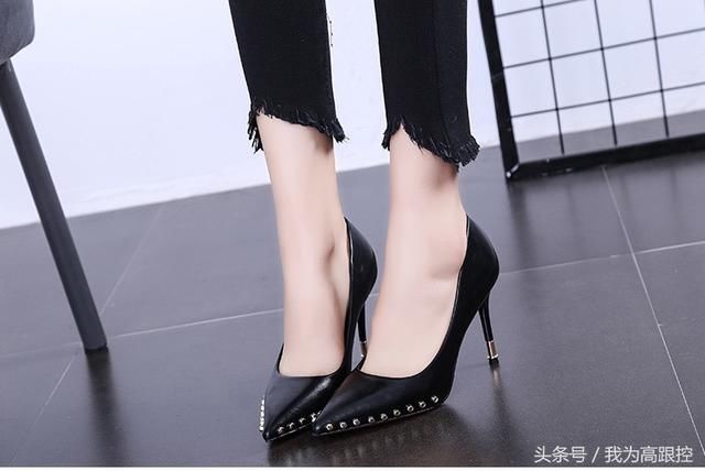 18颗圆形铆钉分布于尖头两侧的性感高跟鞋