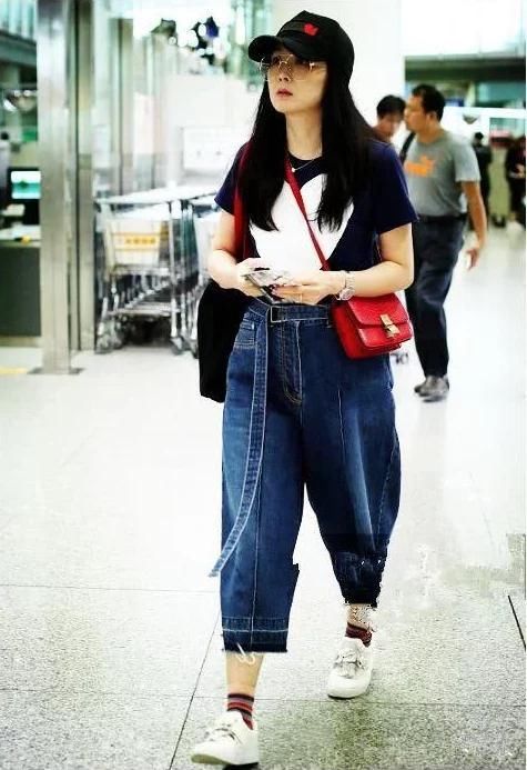 44岁王艳厉害了，这么肥的裤子套上去也不掉，网友:胖出新天际