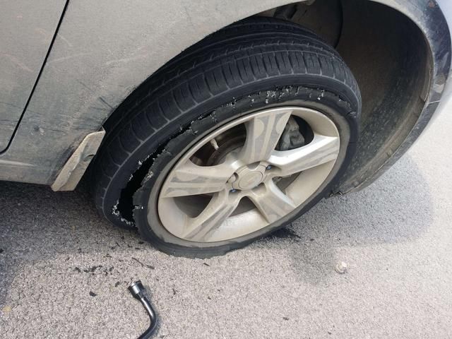 如果高速爆胎下车换轮胎也会算违章?那是因为