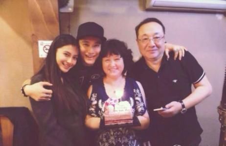 黄晓明发文感慨为家人将好好生活，遭网友吐槽:实力卖惨真影帝!