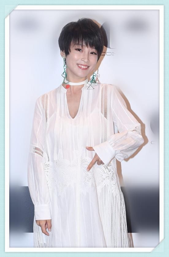 谢楠亮相活动，四肢纤细，小腹平坦，网友:她真的怀孕7个月了?