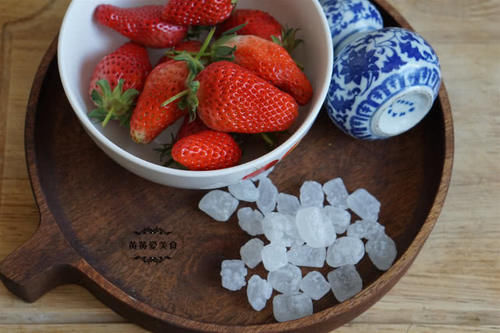  「草莓」草莓酒好喝有窍门，老妈30多年的秘方，滴滴香醇，解春困就靠它了