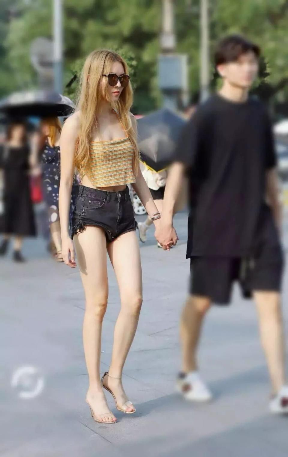 黑色短牛仔裤穿搭，以最美的身姿成为焦点，简洁又清爽