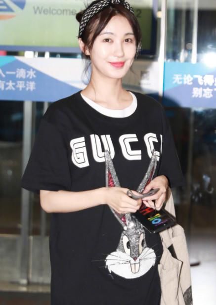 34岁李菲儿太厉害！浑身仅穿一件T恤，网友：这“蜜桃臀”真好看