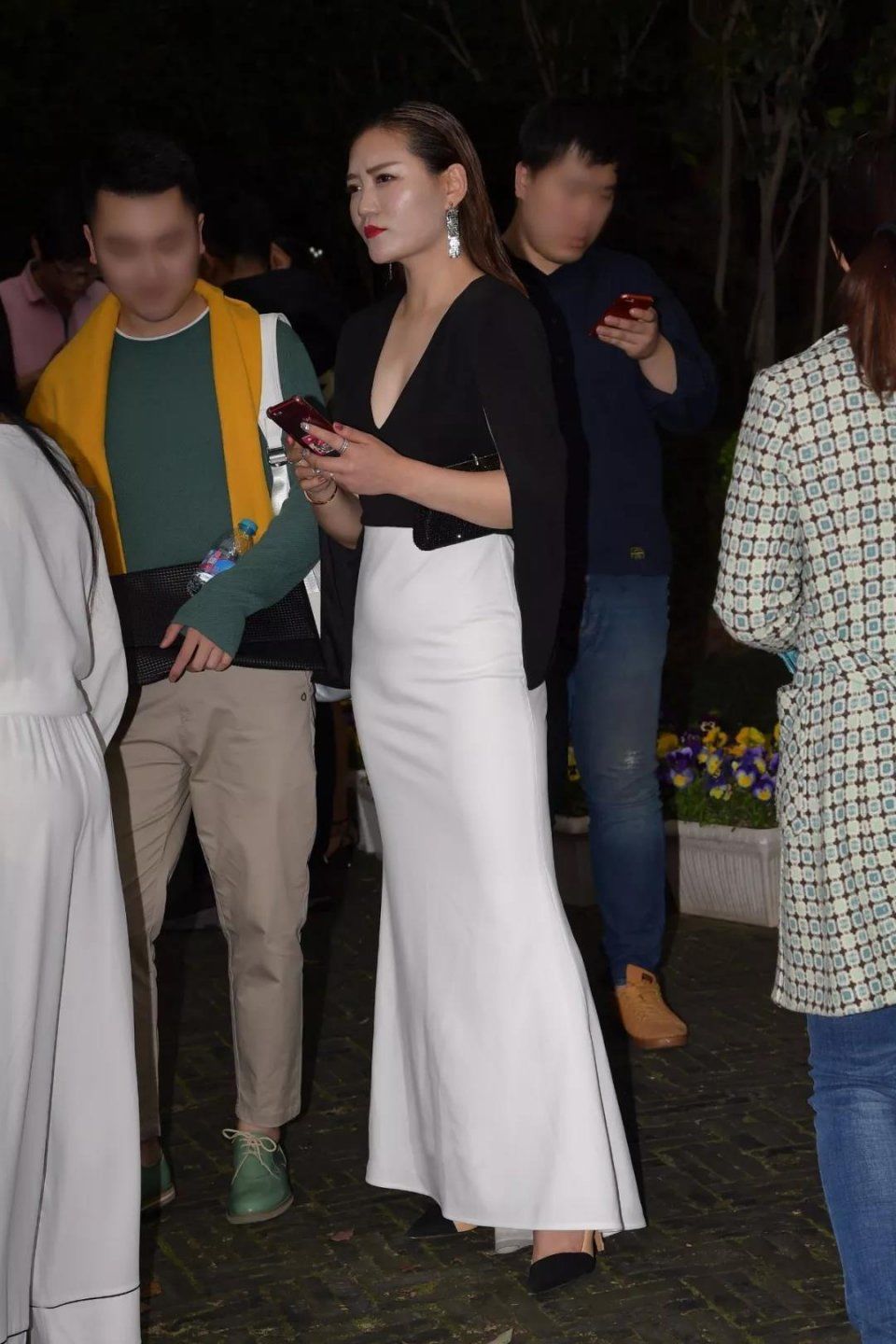 街拍：穿一袭白长裙，体态风韵，美臀的性感美女