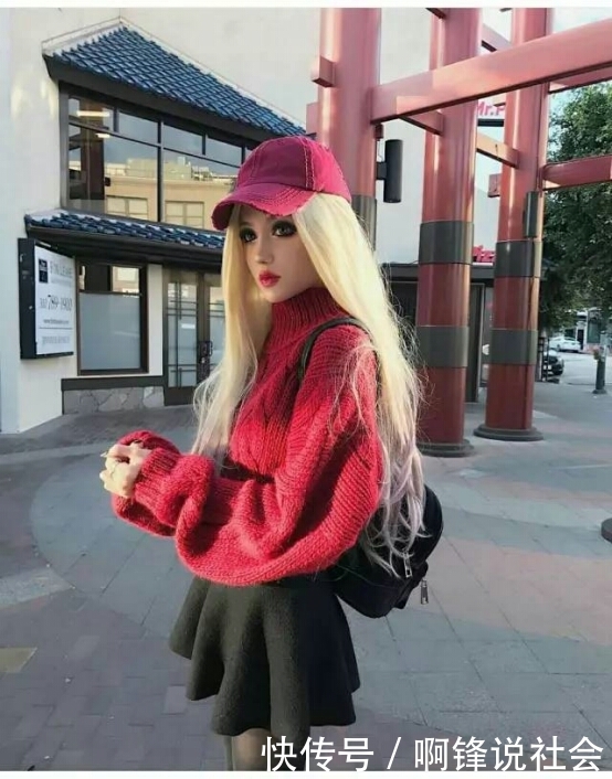 女孩出门化妆后特别像芭比娃娃，素颜长成这样子