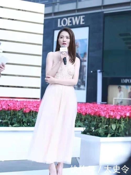  「身穿」徐璐超有气质女神范，不整容就是美，身穿抹胸连衣裙优雅大气